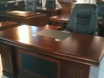 北京二手辦公家具廠 經(jīng)濟實惠的老板桌、屏風工位與椅子選購指南